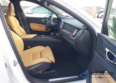 2021 Volvo Xc60 T5 Inscription z USA, uszkodzony, nr VIN YV4102RL2M1835091